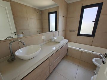 Casa con pileta en Santa Elena Pilar del Este