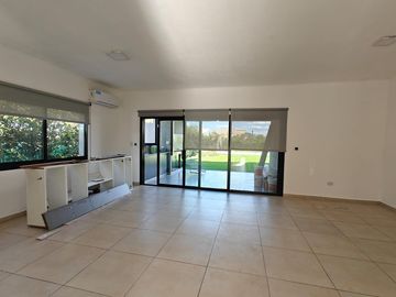 Casa con pileta en Santa Elena Pilar del Este