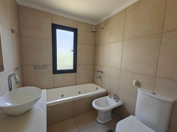 Casa con pileta en Santa Elena Pilar del Este