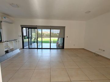 Casa con pileta en Santa Elena Pilar del Este