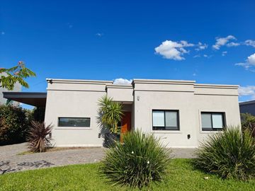 Casa con pileta en Santa Elena Pilar del Este