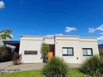 Casa con pileta en Santa Elena Pilar del Este
