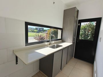 Casa con pileta en Santa Elena Pilar del Este