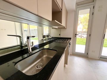 Departamento con Jardin en Complejo Prana San Isidro