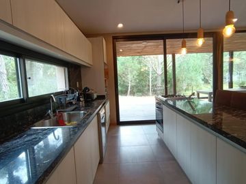 Casa en venta - 5 Dormitorios 4 Baños - Pinamar