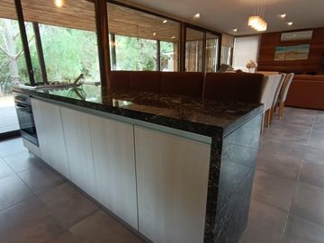 Casa en venta - 5 Dormitorios 4 Baños - Pinamar