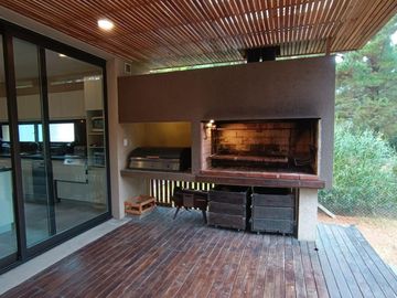 Casa en venta - 5 Dormitorios 4 Baños - Pinamar