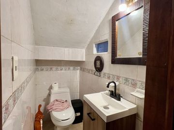 CASA EN VENTA CERCA DE AVENIDAS