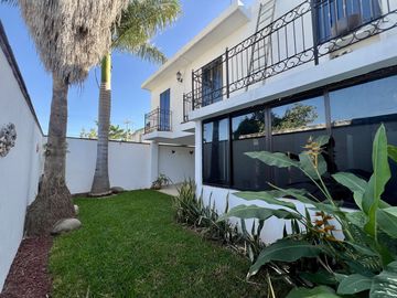 CASA EN VENTA CERCA DE AVENIDAS