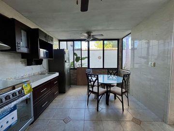 CASA EN VENTA CERCA DE AVENIDAS