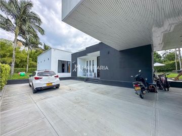 Venta de casa campestre en Cerritos Pereira con cancha de microfútbol