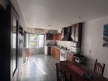 Casa en venta de 4 dormitorios c/ cochera en Villa Nueva