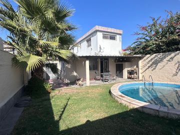 Casa en venta de 4 dormitorios c/ cochera en Villa Nueva
