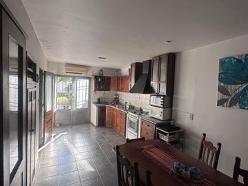 Casa en venta de 4 dormitorios c/ cochera en Villa Nueva