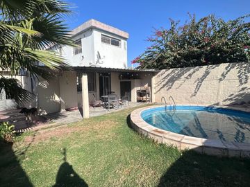 Casa en venta de 4 dormitorios c/ cochera en Villa Nueva