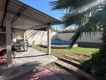 Casa en venta de 4 dormitorios c/ cochera en Villa Nueva