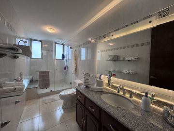 CASA DE LUJO EN VENTA EN JURIQUILLA, CUMBRES DE LAGO CON ALBERCA PROPIA