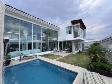 CASA DE LUJO EN VENTA EN JURIQUILLA, CUMBRES DE LAGO CON ALBERCA PROPIA