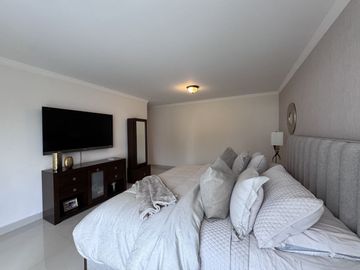 CASA DE LUJO EN VENTA EN JURIQUILLA, CUMBRES DE LAGO CON ALBERCA PROPIA
