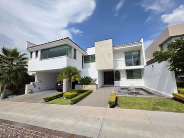 CASA DE LUJO EN VENTA EN JURIQUILLA, CUMBRES DE LAGO CON ALBERCA PROPIA