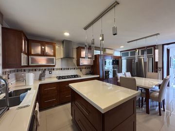 CASA DE LUJO EN VENTA EN JURIQUILLA, CUMBRES DE LAGO CON ALBERCA PROPIA