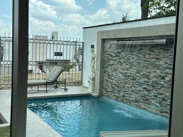 CASA DE LUJO EN VENTA EN JURIQUILLA, CUMBRES DE LAGO CON ALBERCA PROPIA