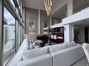 CASA DE LUJO EN VENTA EN JURIQUILLA, CUMBRES DE LAGO CON ALBERCA PROPIA