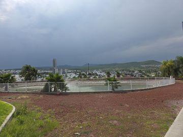 CASA DE LUJO EN VENTA EN JURIQUILLA, CUMBRES DE LAGO CON ALBERCA PROPIA
