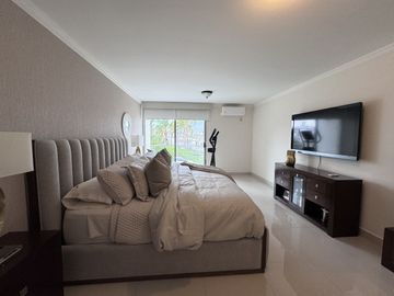 CASA DE LUJO EN VENTA EN JURIQUILLA, CUMBRES DE LAGO CON ALBERCA PROPIA