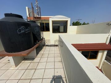 Casa en venta en El Mirador con uso de suelo comercial