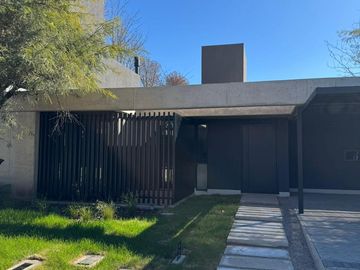 Casa en  Venta 3 Dormitorios 3 Baños en Housing