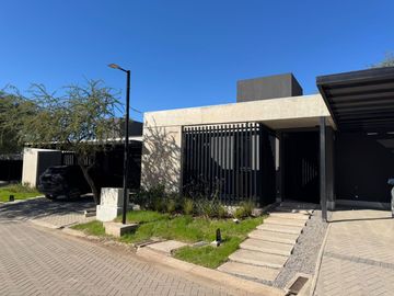 Casa en  Venta 3 Dormitorios 3 Baños en Housing