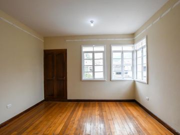 Renta casa comercial 295m2 Mariscal Foch 2 Pisos