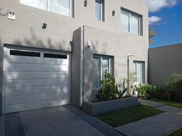 Excelente casa en Temperley 4 dormitorios cochera y piscina!!