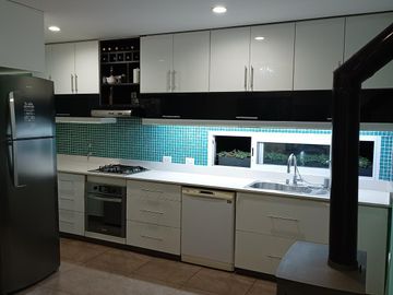 Excelente casa en Temperley 4 dormitorios cochera y piscina!!