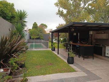Excelente casa en Temperley 4 dormitorios cochera y piscina!!