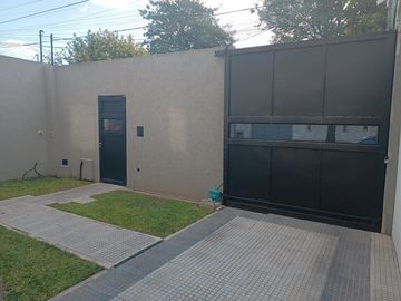 Excelente casa en Temperley 4 dormitorios cochera y piscina!!