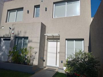 Excelente casa en Temperley 4 dormitorios cochera y piscina!!