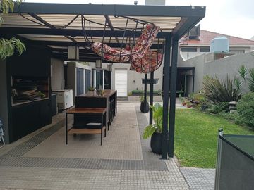 Excelente casa en Temperley 4 dormitorios cochera y piscina!!
