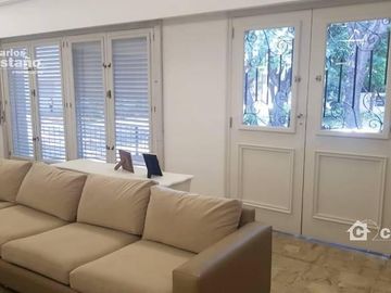 Sólido Chalet en Esquina en Exclusivo Sector Residencial de Olivos.