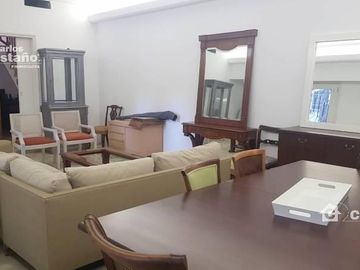 Sólido Chalet en Esquina en Exclusivo Sector Residencial de Olivos.
