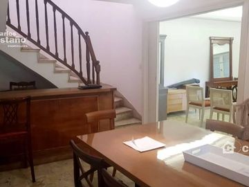 Sólido Chalet en Esquina en Exclusivo Sector Residencial de Olivos.