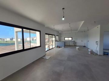 VENTA Casa Pilar Del Este Santa Elisa-Losa Radiante-ESCRITORIO-Moderna-Pileta-Estrenar-FEB 26