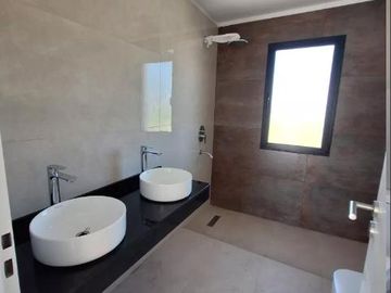 VENTA Casa Pilar Del Este Santa Elisa-Losa Radiante-ESCRITORIO-Moderna-Pileta-Estrenar-FEB 26