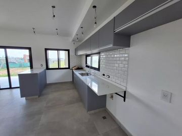VENTA Casa Pilar Del Este Santa Elisa-Losa Radiante-ESCRITORIO-Moderna-Pileta-Estrenar-FEB 26