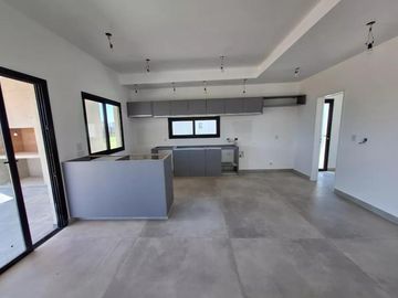 VENTA Casa Pilar Del Este Santa Elisa-Losa Radiante-ESCRITORIO-Moderna-Pileta-Estrenar-FEB 26