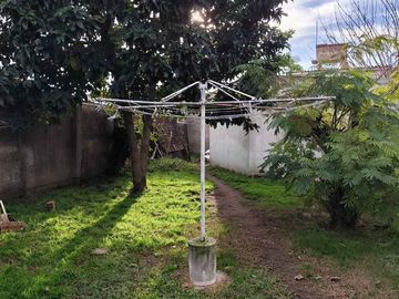 CASA TRES AMBIENTES VENTA LONGCHAMPS  CON PARQUE