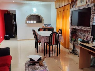 CASA TRES AMBIENTES VENTA LONGCHAMPS  CON PARQUE