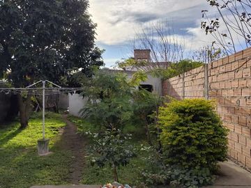 CASA TRES AMBIENTES VENTA LONGCHAMPS  CON PARQUE