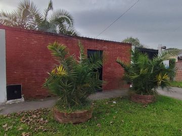 CASA TRES AMBIENTES VENTA LONGCHAMPS  CON PARQUE